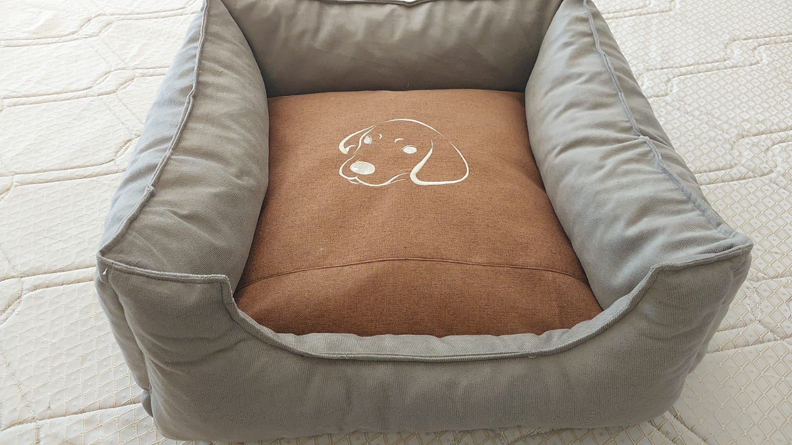 Cama personalizada para pet, produzida pela Paris Colchões