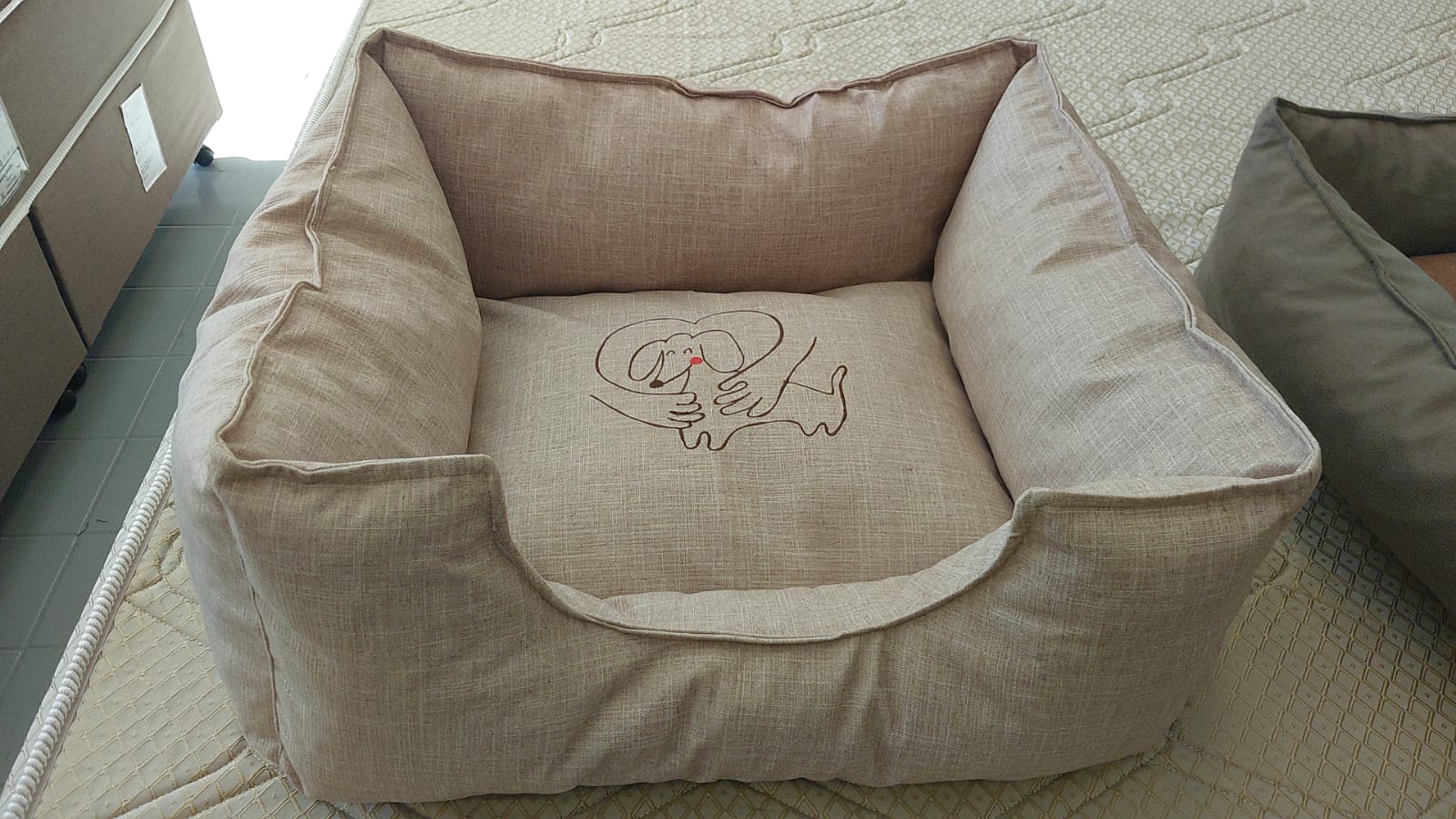 Cama personalizada para pet, produzida pela Paris Colchões